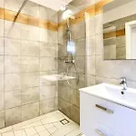 Hébergement de vacances Stunning In With Swimming Pool *