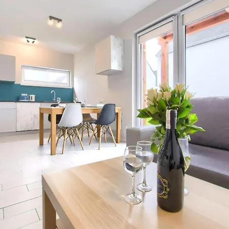 2 Bedroom Beautiful In Holiday home *